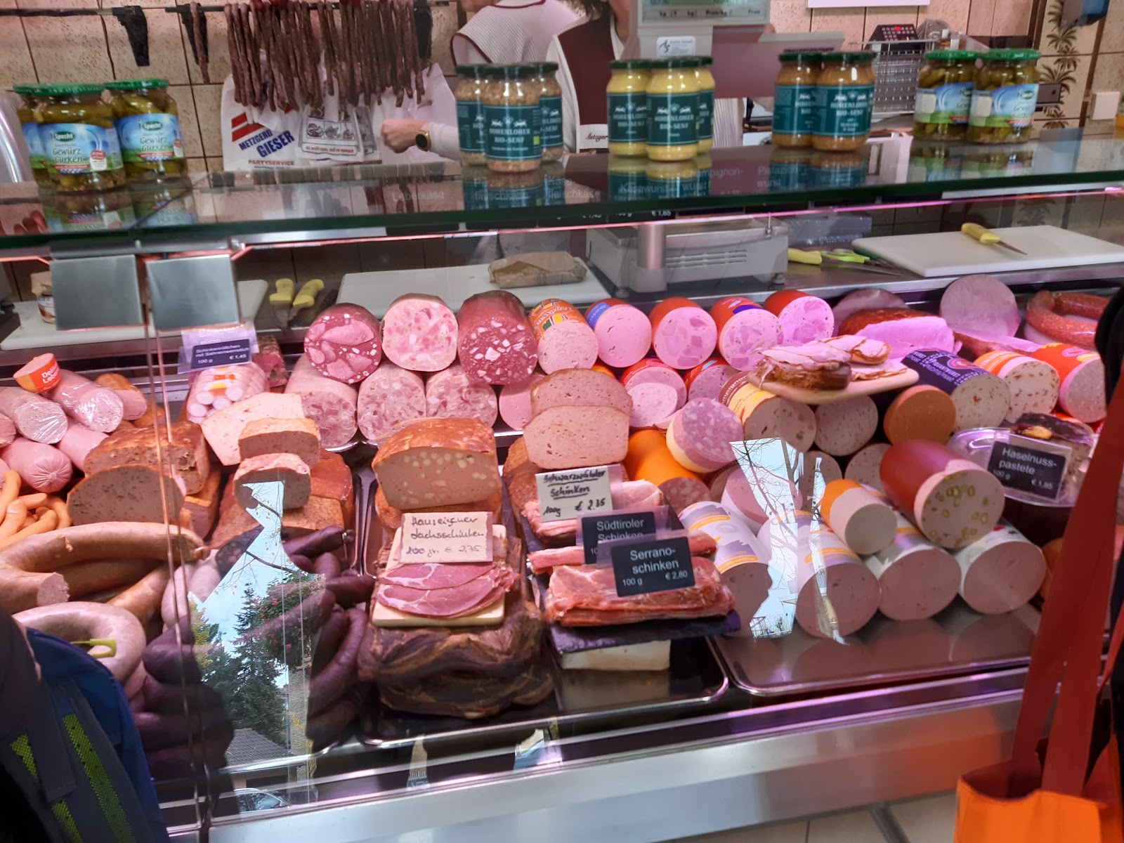 Theke der Metzgerei Gieser mit Rohschinken, Salami und Aufschnitt