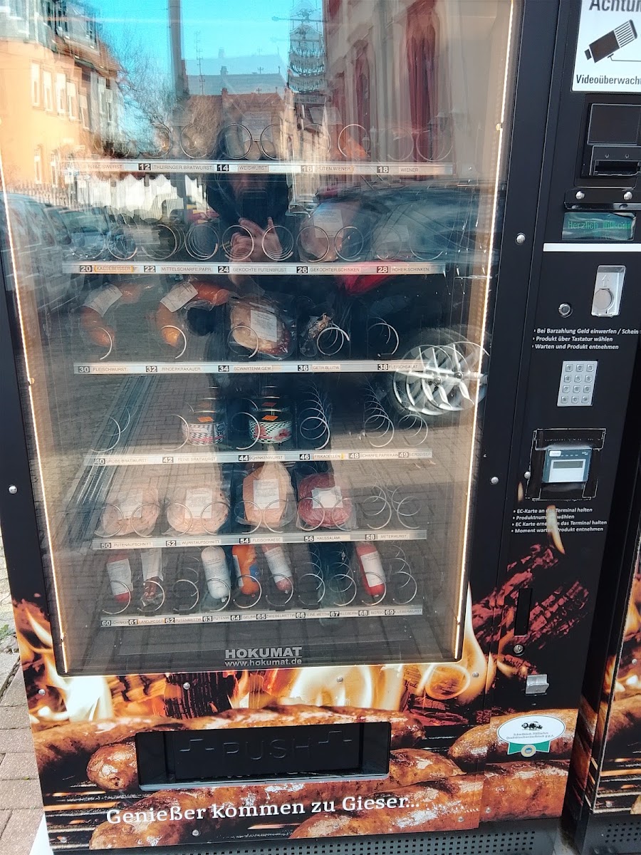 Wurst-Automat der Metzgerei Gieser vor dem Laden