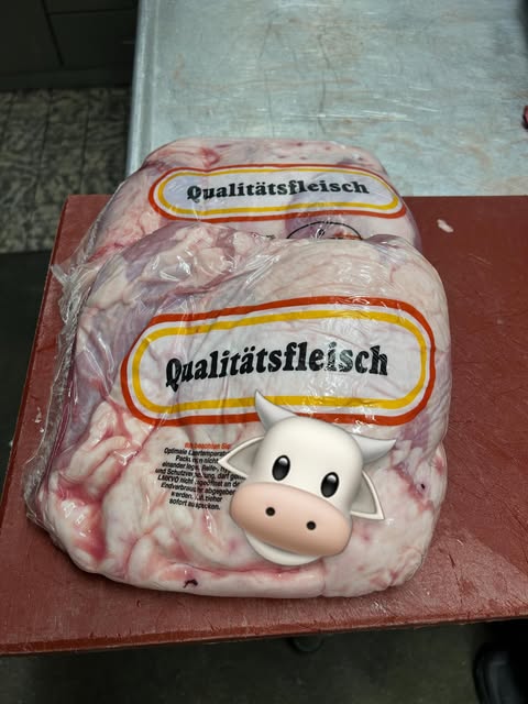 Verpacktes Qualitätsfleisch aus eigener Herstellung